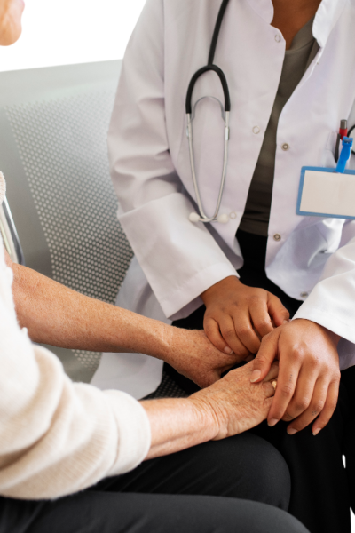 doctor-hablando-con-la-vista-lateral-del-paciente-Photoroom